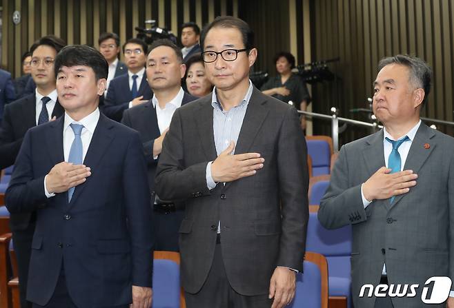 더불어민주당 '2021년 전당대회 돈 봉투' 의혹에 연루돼 탈당 의사를 밝힌 이성만 의원이 3일 오후 서울 여의도 국회에서 열린 의원총회에서 국기에 경례를 하고 있다. 2023.5.3/뉴스1 ⓒ News1 송원영 기자