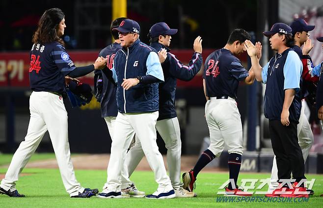 롯데 마무리 김원중과 서튼 감독이 7대4 승리를 확정짓고 하이파이브 하고 있다.광주=최문영 기자deer@sportschosun.com /2023.05.02/