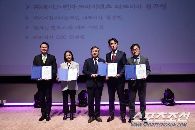 이세걸 한국환경공단 상임감사(좌측 세번째), 천세원 외식인 부대표(우측 두번�).