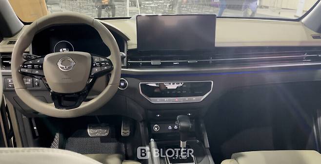 KG 모빌리티 '렉스턴 스포츠&칸 쿨맨'  실내. 12.3인치 디스플레이가 탑재된 것은 렉스턴 뉴 아레나와 같지만, 이 차량은 6단 아이신 변속기와 일반 수동형 사이드 브레이크가 장착된다. (사진=조재환 기자)