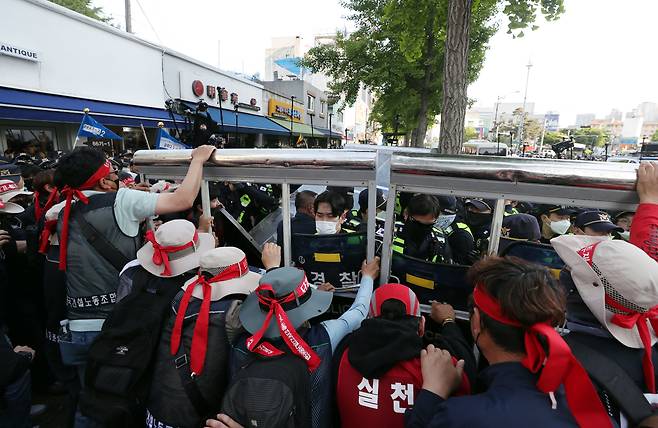 1일 오후 서울 용산구 삼각지역 인근에서 민주노총 조합원들이 '노동개악 저지! 윤석열 심판! 5.1총궐기 2023 세계노동절기념대회' 행진을 마치고 폴리스라인을 사이에 두고 경찰과 충돌하고 있다./뉴시스