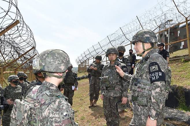 김승겸 합참의장, 서부전선 결전태세 현장점검 (서울=연합뉴스) 김승겸 합참의장이 3일 육군 제25보병사단 최전방 GP에서 녹음기 작전환경 변화에 대비해 DMZ 완전 작전 수행을 위한 결전 태세를 점검하고 있다. 2023.5.3 [합동참모본부 제공. 재판매 및 DB 금지] photo@yna.co.kr (끝)