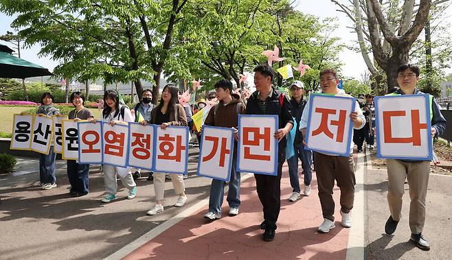 용산공원 개방에 앞서 환경오염 정화를 시행할 것을 함께 촉구하는 ‘용산공원, 오염 정화가 먼저다! 만보 걷기’ 행사에 참석한 서울환경연합과 온전한 생태평화공원 조성을 위한 용산시민회의 활동가들과 시민들이 지난 4월23일 오전 서울 용산구 전쟁기념관에서 미군기지 14번 게이트 앞으로 행진하고 있다. 김혜윤 기자 unique@hani.co.kr