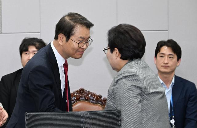 임이자 국민의힘 환노위 간사가 3일 국회에서 열린 국민의힘 환노위 고용부 당정 협의회에서 이정식 고용부 장관과 악수하고 있다. 고영권 기자