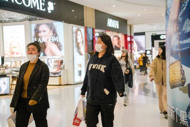 지난달 11일 중국 베이징의 한 쇼핑몰을 쇼핑객들이 둘러보고 있다 . 베이징=EPA 연합뉴스