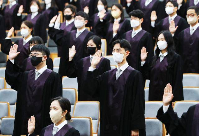 지난해 10월 서울 서초구 대법원에서 열린 신임 법관 임명식에서 임명장을 수여받은 신임 법관들이 선서를 하고 있다. 뉴시스