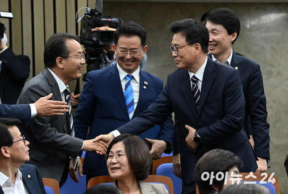 박광온 더불어민주당 원내대표가 3일 오후 서울 여의도 국회에서 열린 의원총회에 참석해 의원들과 인사하고 있다. [사진=김성진 기자]