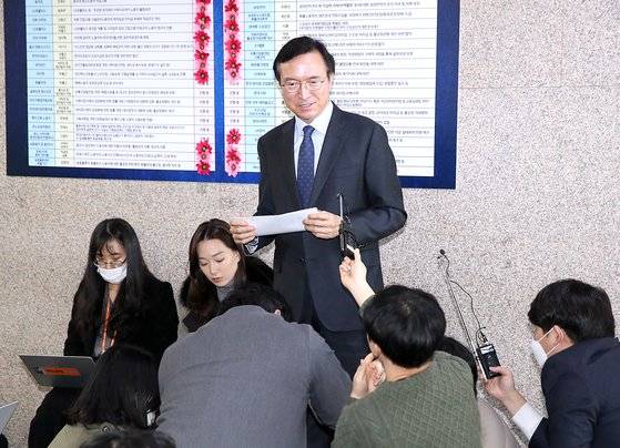 이근형 당시 더불어민주당 전략기획위원장이 제21대 총선 약 1개월 전인 2020년 3월 11일 오전 서울 여의도 국회에서 전략공천 결과를 발표하고 있다. 연합뉴스