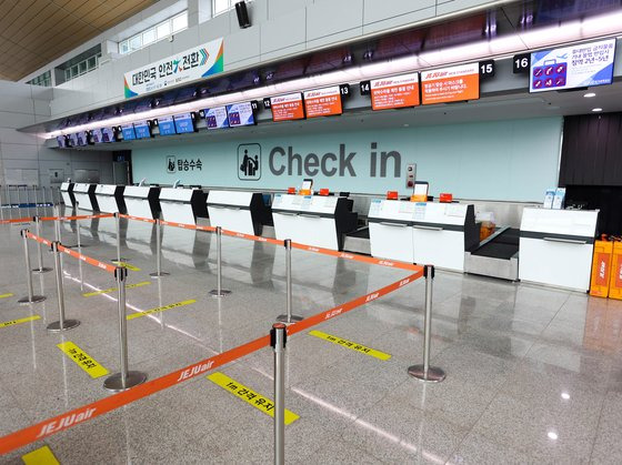 3일 오전 전남 무안국제공항 탑승구역. 무안공항은 사회적 거리두기가 해제됐음에도 여전히 썰렁하다. 프리랜서 장정필