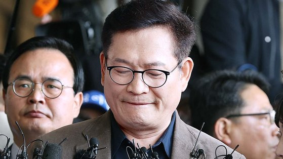 더불어민주당의 '2021년 전당대회 돈 봉투 의혹'과 관련해 금품 살포의 최종 수혜자로 지목된 송영길 전 대표가 지난 2일 오전 서초동 서울중앙지검 앞에서 입장을 말하고 있다.   연합뉴스