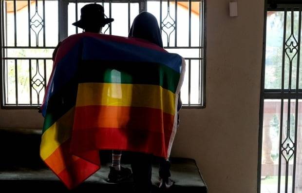 '성소수자 처벌 강화법 수정안 통과'에 무지개기 든 우간다 주민. /사진=AP