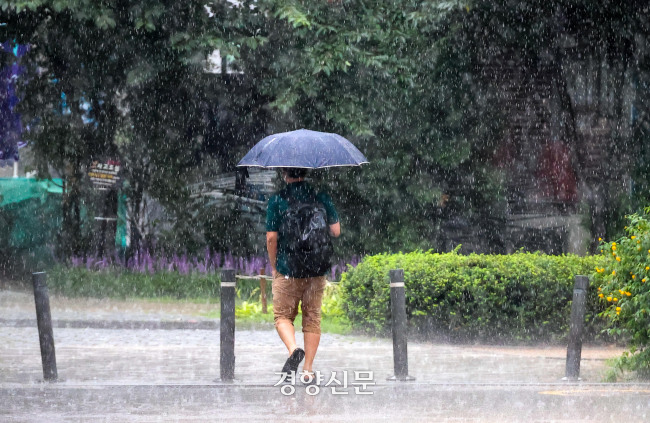 시간당 50㎜ 내외의 강한 비가 내렸던 2020년 8월 3일 한 학생이 폭우 속을 뚫고 등교하고 있다. 경향신문 자료사진