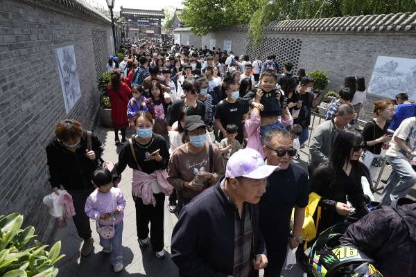 중국 노동절 연휴 셋째날인 지난 1일 베이징의 대표적인 관광 명소인 난뤄구샹에 사람들이 발 디딜 틈 없이 몰려 있다. AP뉴시스