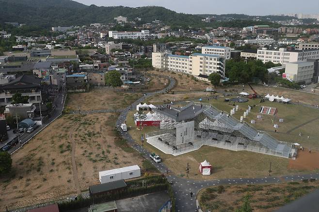 3일 서울 종로구 열린송현녹지광장에서 오는 9월 열릴 예정인 ‘제4회 서울도시건축비엔날레’의 주제관인 하늘소 개장식이 열려 참석자들이 하늘소를 관람하고 있다. 하늘소는 비엔날레가 열리기 전까지 시민들에게 북악산, 인왕산 일대를 조망하고 휴식하는 공간으로 제공된다. 2023.5.3.[이충우기자]