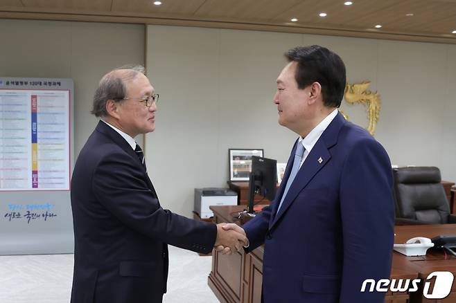 윤석열 대통령이 3일 용산 대통령실에서 열린 아키바 다케오 일본 국가안전보장국장을 접견하며 악수하고 있다. (대통령실 제공) /사진=뉴스1