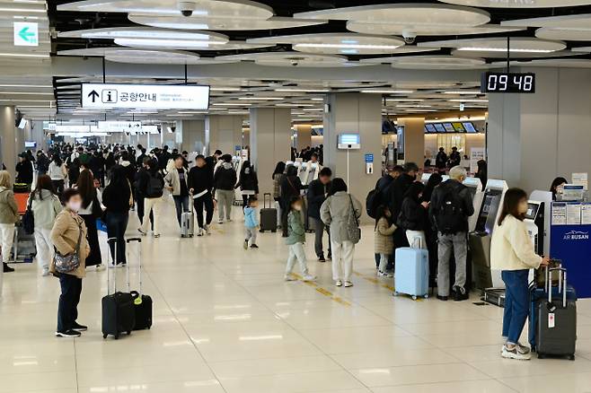 한국공항공사가 전국 4개 공항(김포·김해·청주·무안)서 8개 입점 면세점과 공동으로 할인 행사를 연다. 사진은 김포공항 국내선 터미널(2층) 전경. /사진=한국공항공사