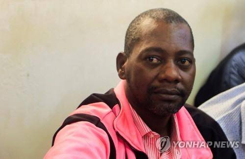2일(현지시간) 케냐에서 추종자들을 굶어 죽게 만든 혐의로 말린디 지방법원에 출두한 기쁜소식국제교회 지도자 폴 은텡게 매켄지가 카메라를 응시하고 있다.로이터 연합뉴스