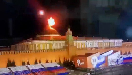 2일 밤 크렘린 지붕에서 비행물체가 폭발하는 모습. 로이터 영상 캡처. 연합뉴스