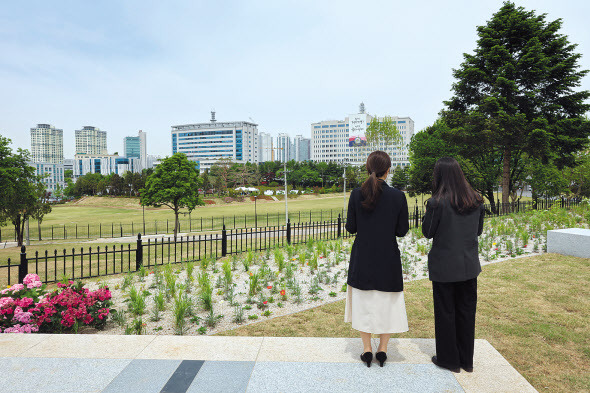 지난 2일 서울 용산구 ‘용산 어린이 정원’의 전망언덕에서 바라본 대통령실 청사 [대통령실 제공]