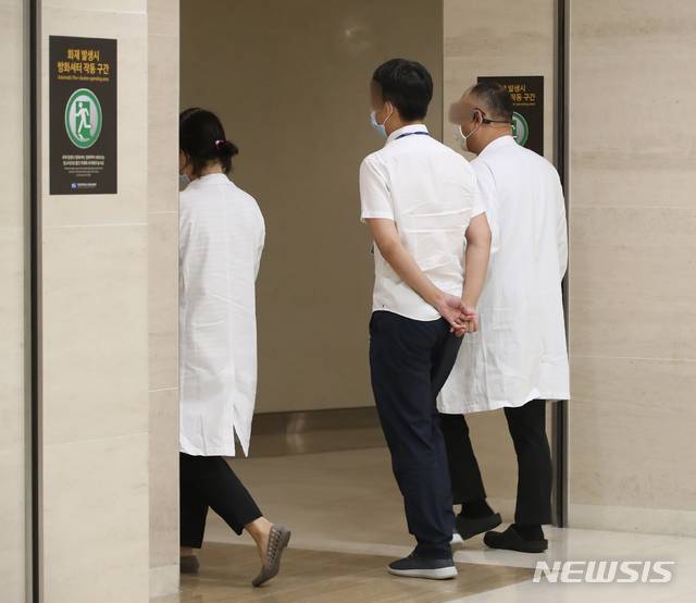 [서울=뉴시스] 지난 2020년 9월1일 서울 서초구 서울성모병원에서 교수와 의료진이 이동하고 있다. (사진=뉴시스DB). 2023.05.03. photo@newsis.com