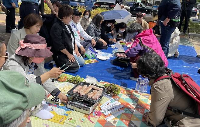 [대구=뉴시스] 정재익 기자 = 대구시 북구청 앞에서 이슬람사원 건축허가 반대 비상대책위원회가 삼겹살을 구워먹고 있다. 2023.05.03. jjikk@newsis.com  *재판매 및 DB 금지