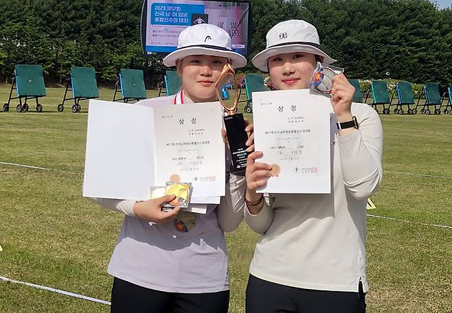 [순천=뉴시스] 순천대학교 양궁 서보은(왼쪽)과 최민영. (사진=전남도체육회  제공). photo@newsis.com *재판매 및 DB 금지