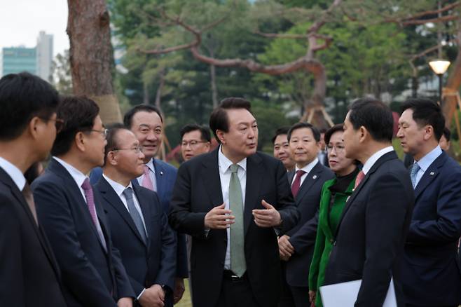 여당 원내 지도부와 만찬 갖는 윤석열 대통령     (서울=연합뉴스) 임헌정 기자 = 윤석열 대통령이 2일 오후 서울 용산 대통령실 청사 앞 야외 정원인 '파인그라스'에서 국민의힘 김기현 대표와 윤재옥 원내대표 등 여당 원내 지도부와 만찬을 함께하며 대화하고 있다. 2023.5.2 [대통령실 제공. 재판매 및 DB 금지]     kane@yna.co.kr (끝)   연합뉴스