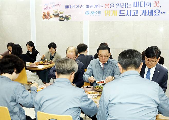 수협중앙회가 3일 서울 송파구 본사 구내식당에서 노동진 수협중앙회장(오른쪽 두번째)을 비롯한 임직원이 참석한 가운데 제철을 맞았지만 산지 가격 하락과 소비 부진으로 이중고를 겪고 있는 멍게 어가를 돕기 위해 시식행사를 열고 있다. 수협 제공