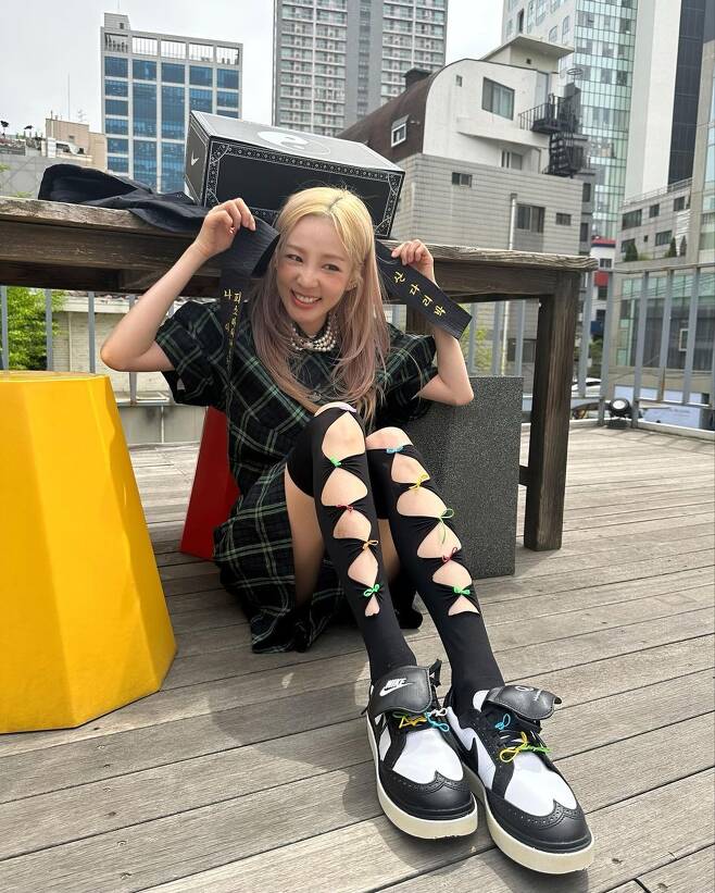 Singer San Daraa Park from the group 2NE1 unveiled a gift from G-Dragon.On the 3rd day, Daraa Park posted a picture with Thanks GD ~!!The photo shows a limited edition sneakers received from Sandara Park G-Dragon.In particular, the mountain Daraa Park found an unexpected jade tea in the uniform that was presented to G-Dragon: a typo in his name.In response, San Daraa Park added, Ji-yong...Sa...Sandara Park, drawing laughter.On the other hand, San Daraa Park is appearing on the MBC entertainment program Masked Wang and also communicates with the public through the official YouTube channel DARA TV.Photos = SanDarabak