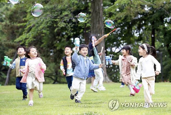 "어린이날 신나요" (광주=연합뉴스) 어린이날을 이틀 앞둔 3일 광주 북구 전남대학교 잔디밭에서 북구청직장어린이집 아이들이 비눗방울 놀이를 하며 즐거워하고 있다. 2023.5.3 [광주 북구 제공. 재판매 및 DB 금지] iny@yna.co.kr