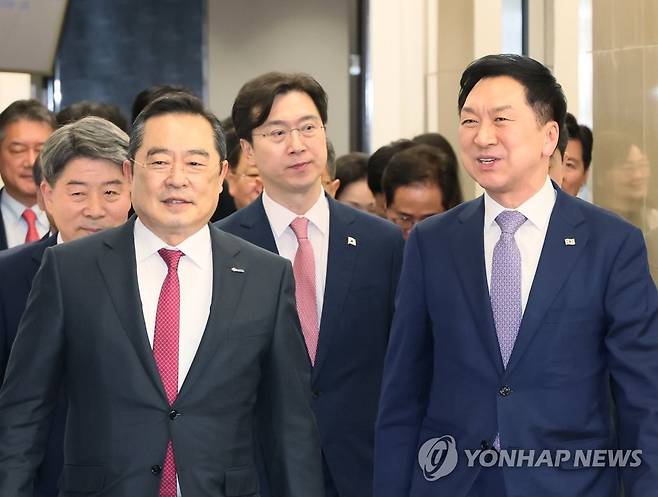 무역업계 간담회 참석하는 국민의힘 김기현 대표와 구자열 한국무역협회장 (서울=연합뉴스) 이정훈 기자 = 국민의힘 김기현 대표와 구자열 한국무역협회장이 3일 오후 서울 강남구 트레이드타워에서 열린 무역업계 간담회에 참석하고 있다. 2023.5.3 uwg806@yna.co.kr