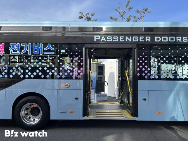 우진산업은 국내 최초 양문형 전기버스를 선보였다. /사진=정민주기자
