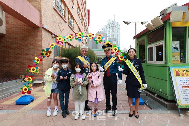 4일 경기남부경찰청이 유관기관과 함께 진행한 어린이 교통사고 제로 캠페인 중 홍기현 경기남부경찰청장(오른쪽 두번째)이 관계자 및 어린이들과 기념사진을 찍고 있다.(사진=경기남부경찰청)