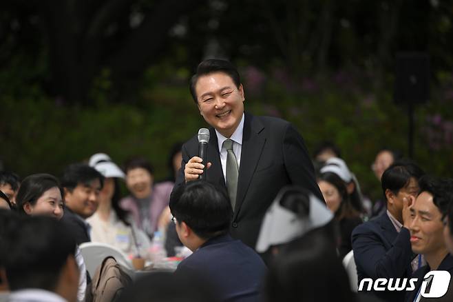 윤석열 대통령이 2일 오후 용산 대통령실 파인그라스에서 열린 용산어린이정원 개방 계기 출입기자단 오찬 간담회에서 인사말을 하며 활짝 웃고 있다. (대통령실 제공) 2023.5.2/뉴스1 ⓒ News1 오대일 기자