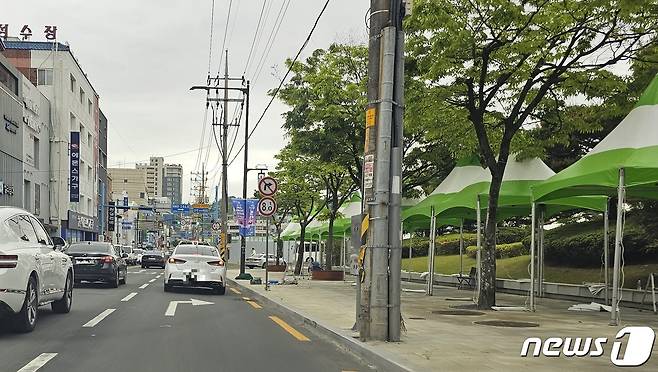 진주성 주변에 설치된 논개제 동반행사 판매부스(독자제공). 2023.5.4 뉴스1