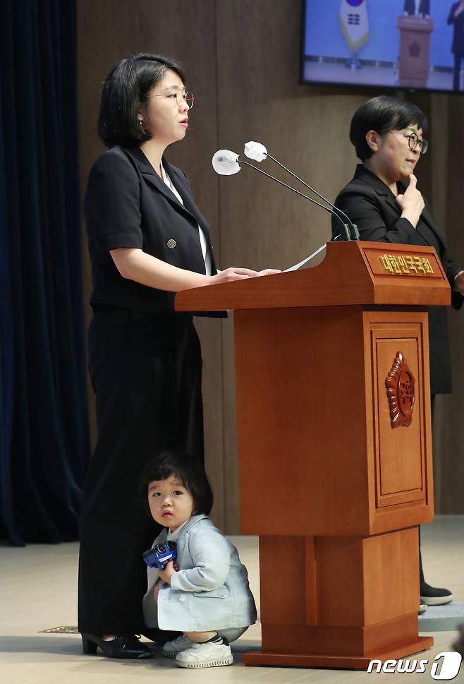 용혜인 기본소득당 의원이 4일 오전 서울 여의도 국회 소통관에서 23개월 아들과 함께 어린이날 맞이 노키즈존 관련 입장 발표 기자회견을 하고 있다. 2023.5.4/뉴스1 ⓒ News1 송원영 기자