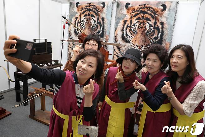 4일 오전 경북 예천군 한천체육공원 일원에서 개막한 '2023 예천활축제' 활문화 전시체험관을 찾은 시민들이 기념사진을 찍고 있다. 2023.5.4/뉴스1 ⓒ News1 공정식 기자