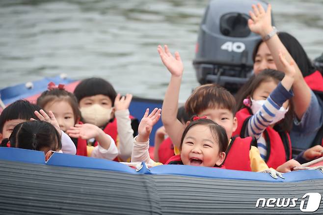 어린이날을 하루 앞둔 4일 오전 경북 예천군 한천체육공원에서 개막한 ''2023 예천활축제' 현장을 찾은 어린이들이 구명조끼를 착용하고 해병대 예천군 전우회가 마련한 고무보트에 몸을 맡긴 채 즐거운 시간을 보내고 있다. 2023.5.4/뉴스1 ⓒ News1 공정식 기자