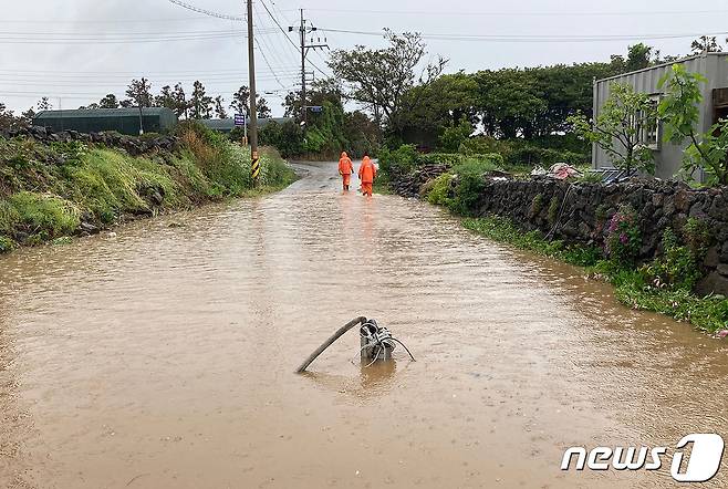 제주와 전남 지역에 호우특보가 내려진 4일 오전 제주시 애월읍 신엄리의 한 도로가 빗물에 잠겨 있다.(제주서부소방서 제공)2023.5.4/뉴스1