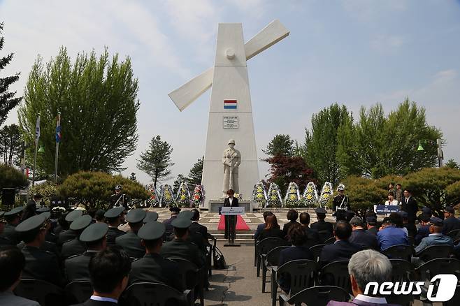 6ㆍ25전쟁에 참전한 네덜란드 참전용사들을 추모하는 행사가 4일 오후 강원 횡성 참전기념 공원에서 거행되고 있다. (육군 36보병사단 제공) 2023.5,4/뉴스1