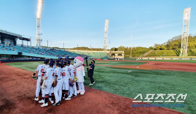 경기를 준비하고 있는 롯데 선수들. 울산=송정헌 기자songs@sportschosun.com