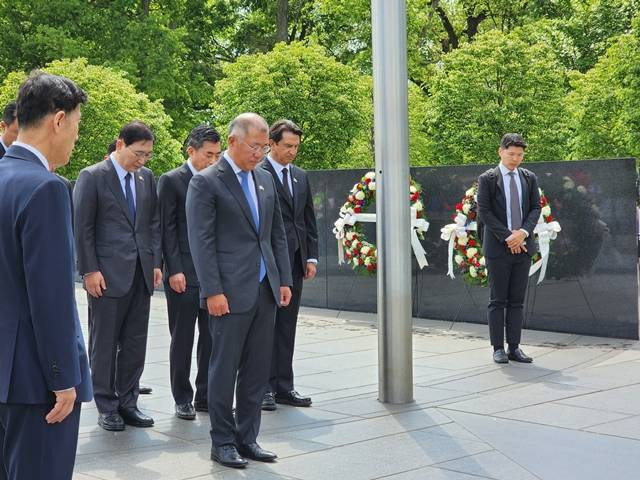 지난달 26일(현지시간) 정의선 현대자동차그룹 회장과 사장단이 미국 워싱턴D.C에 소재한 한국전 참전용사 기념비를 찾아 묵념을 하고 있는 모습. /한미동맹재단