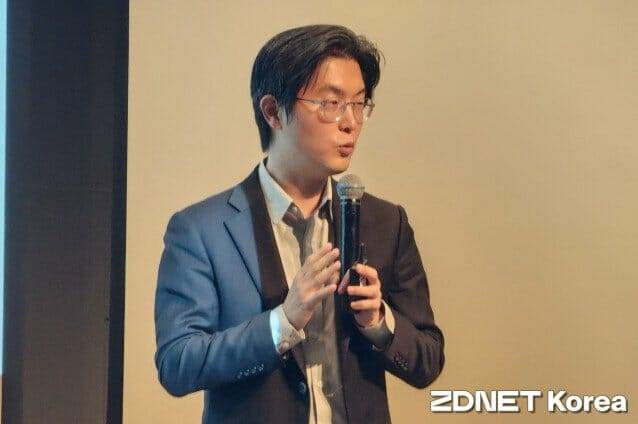 황재선 SK디스커버리DX랩 부사장이 '디지털 트랜스포메이션시대, 개발자 채용의 변화'를 주제로 발표하고 있다.