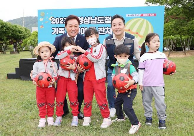 박완수 경남도지사(뒷줄 왼쪽)가 어린이집 원아들과 함께 사진을 찍고 있다. [사진제공=경남도청]