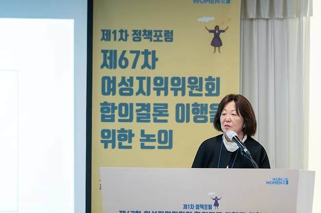 오명숙 한국여성과학기술단체총연합회 회장이 지난달 25일 유엔여성기구(UN woman) 성평등센터 정책포럼에서 국내 여성과학기술인 인력 현황과 경력단절 문제에 대해 발표했다. /유엔여성기구