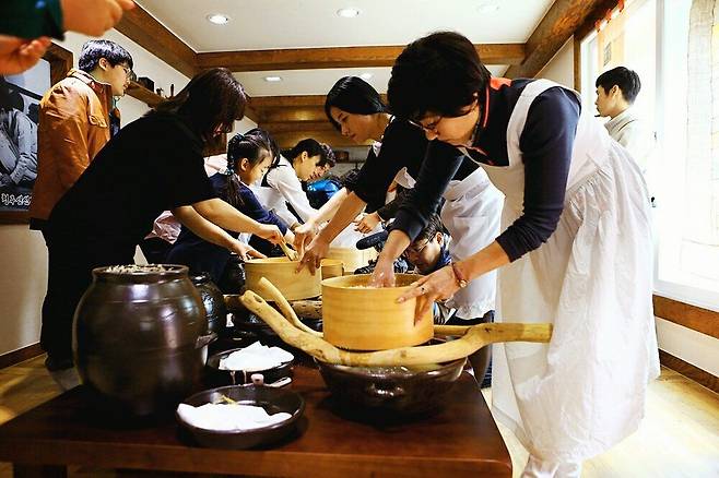 청주신선주 빚기 체험에 참가한 방문객들이 발효가 끝난 탁주를 거르고 있다. /농업회사법인 신선