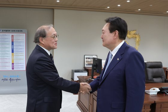 윤석열 대통령이 3일 오후 서울 용산 대통령실 청사에서 한·일 안보실장 회담을 위해 방한한 아키바 다케오 일본 국가안전보장국장과 악수를 나누고 있다. [사진 대통령실]