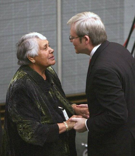 2008년 2월 호주 원주민에 사과하고 있는 케빈 러드 전 호주 총리(오른쪽). [AP=연합뉴스]