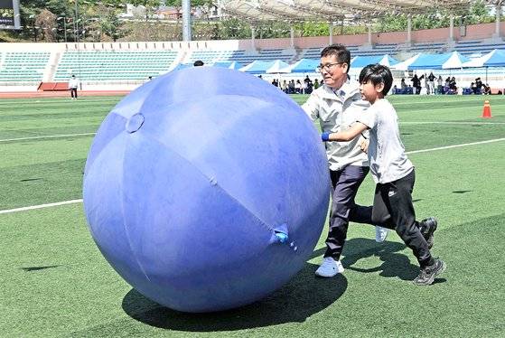 3일 충북 단양공설운동장에서 '제1회 작은 학교들의 큰 운동회'가 열렸다. 이 운동회는 단양지역 10개 초등학교 가운데 학생이 50명 미만인 7개 초등학교가 참여했다.연합뉴스