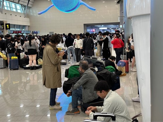 비바람에 발묶인 제주 공항 이용객들. 최충일 기자